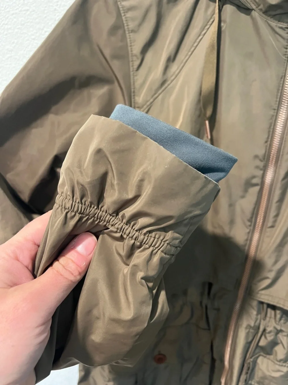 Mountain Hardwear Raincoat - Picture 6 of 7